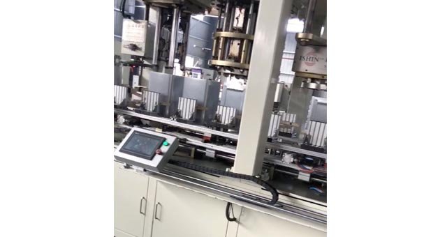 漲筋在桶單面的正中間，不歪斜